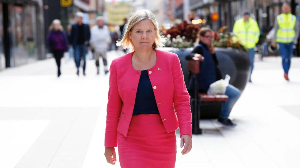 Finansminister Magdalena Andersson (S) promenerar Drottninggatan i Stockholm. Regeringen vill genomföra tre skattesänkningar med sammanlagt drygt tio miljarder kronor. 