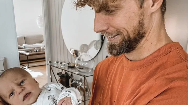 Dennis Johansson har blivit pappa åt en liten pojke.