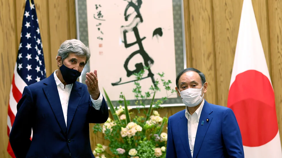 John Kerry och Yoshihide Suga vid tisdagens möte i Tokyo.