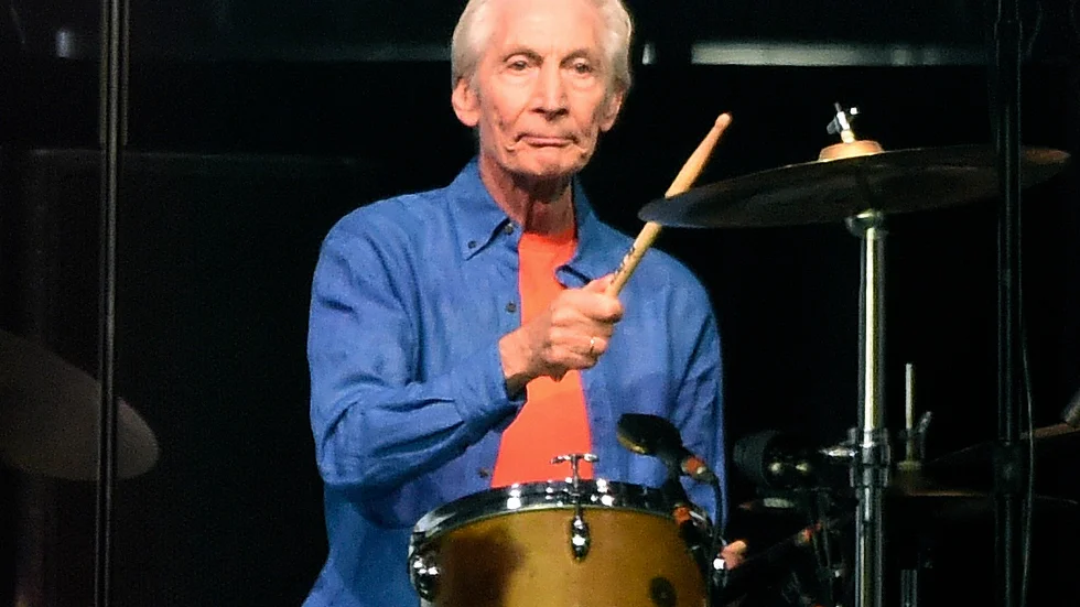 Den nu bortgångne Charlie Watts hyllades i storbildsvideo. 