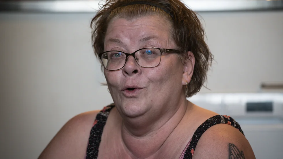 Leila Okonkwo säger att hon älskar Valsta och sin lägenhet. "Jag tänker inte bli rädd".
