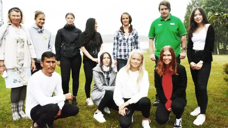 Sommarentreprenörer i Malå tillsammans med Coop-chefen Adam Lundström och delar av kommunens utvecklingsavdelning.