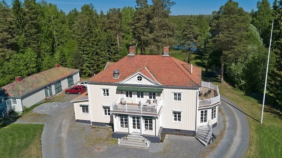 Villan på 365 kvadratmeter består av åtta rum och en 11 000 kvadratmeter stor tomt med utsikt över Haratjärnen. 