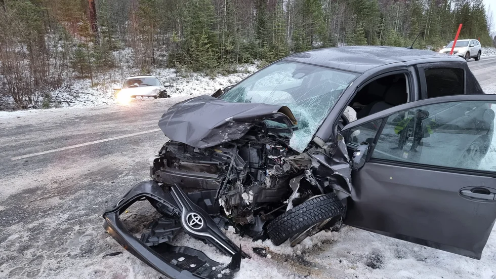 Två personer har förts till sjukvård efter en frontalkrock på Örarnavägen.