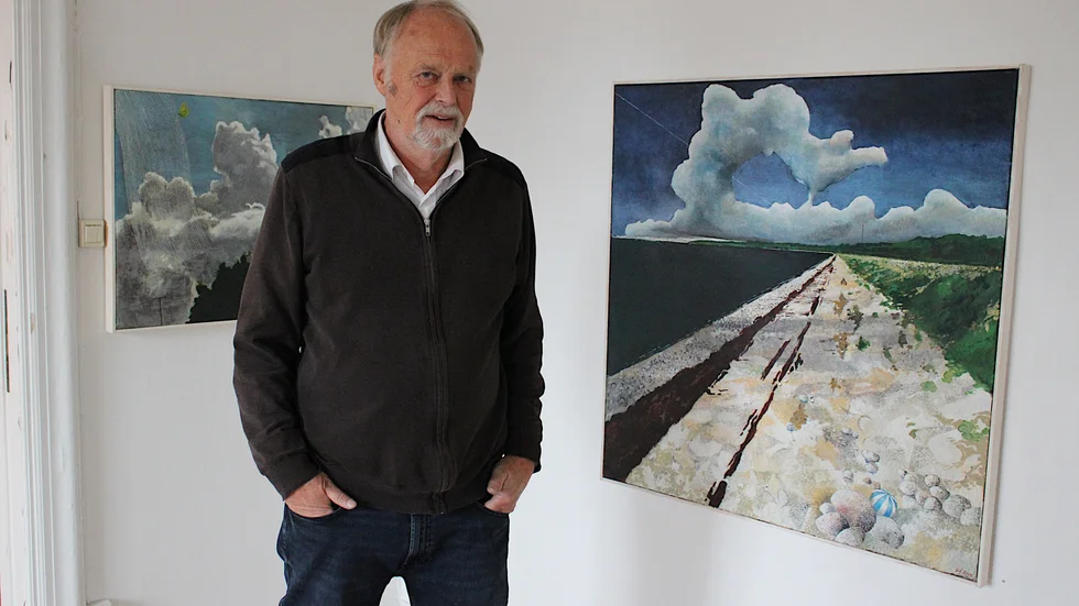 Konstnären Olof Bendz vid målningarna "Moln" och "Strand, Als Danmark". Utställningen öppnar i dag, lördag, på Konstforum i Norrköping.