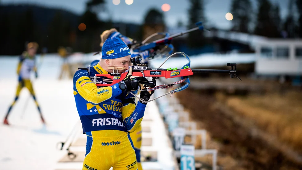 Jesper Nelin, Piteå Skidskytteklubb, visade i premiären att han hade bra fart under skidorna. Trots tre bom på skyttevallen åkte Nelin in som femma i lördagens sprint.