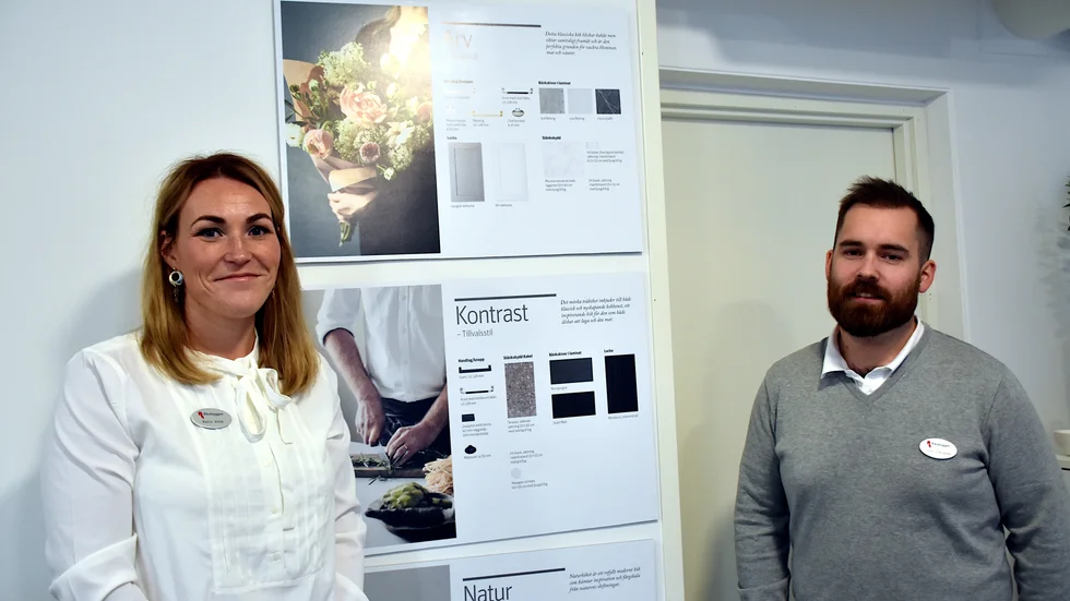 Katrin Viltok, säljansvarig, och John Stålnacke, projektledare på Riksbyggen, höll i den öppna visningen för det nya bostadsrätterna i Gällivare. ”Köpa på ritning hör inte till vanligheterna utan folk i Norrbotten är vana vid att få komma och titta på huset eller lägenheten som man vill köpa", säger Stålnacke.