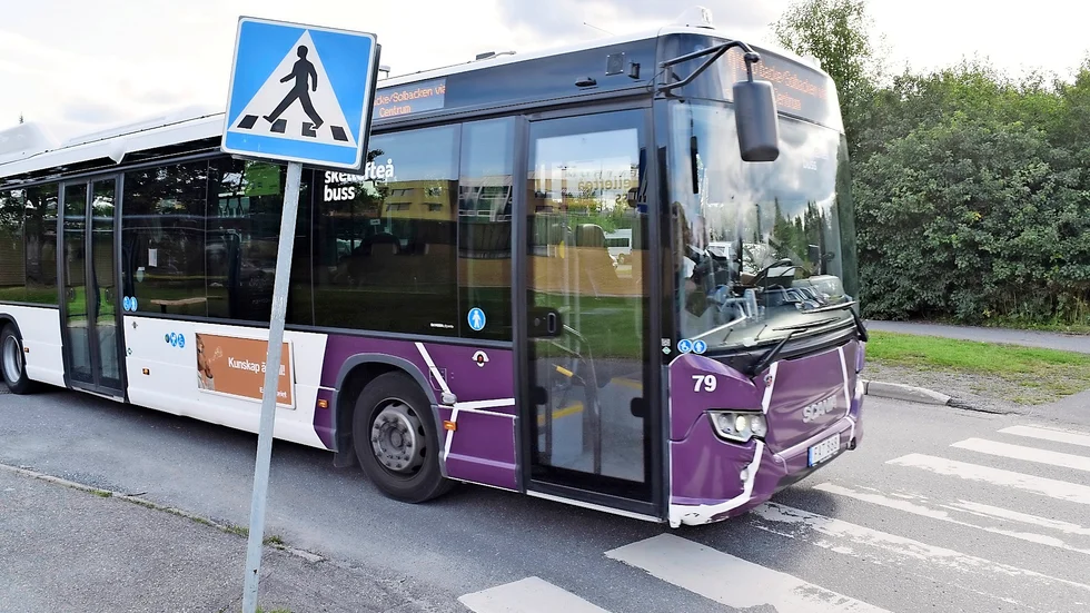 Kommunen sätter in fyra särskilda gymnasiebussar. I övrigt måste eleverna åka med vanliga reguljära turer. 