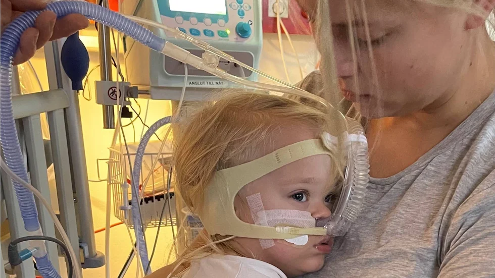 "Man vill inte att någon ska behöva hamna i den här situationen", säger mamma Josefine Schill efter att två av hennes barn blivit svårt sjuka av RS-viruset. 