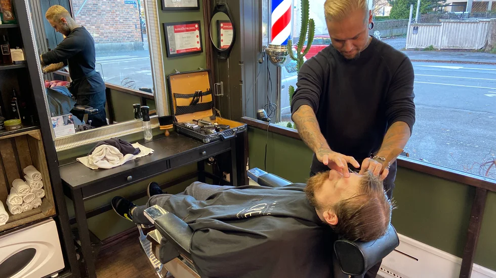 Barberare Joakim Nyman klipper håret och ansar skägget på Tomas Neumann, som vill se "anständig ut" till lördagens dop. Han hoppas på lite firande under fars dag på söndag.  