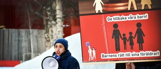 Föräldrarnas protest mot socialtjänsten: ”Vi vill ha våra barn”