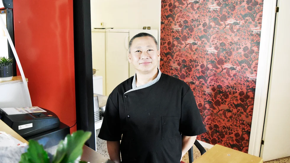 Hua Ming Chu har jobbat som kock från Malmö i söder till Gällivare i norr. Nu öppnar han sin egen restaurang.