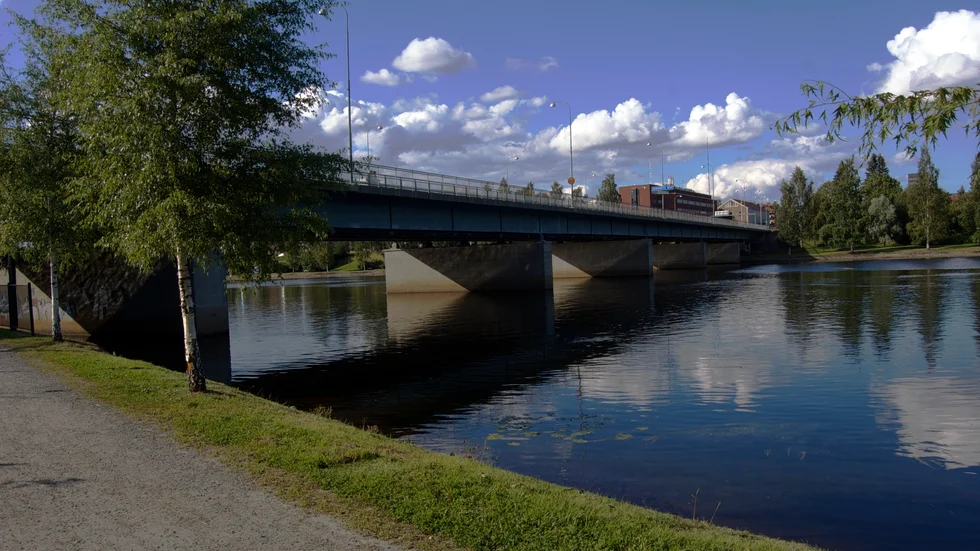 Natten mot lördagen ska vittnen ha sett en flicka i älven, vid Viktoriabron, och dragit upp henne till strandkanten. Flickan klarade sig med lindriga skador. 