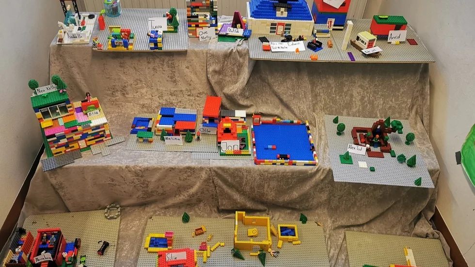 Barnen på fritids i Jokkmokk bygger Lego som ett led i att väcka intresset för ingenjörskonsten och öka jämställdheten. Lego ska inte bara vara något pojkar sysslar med.