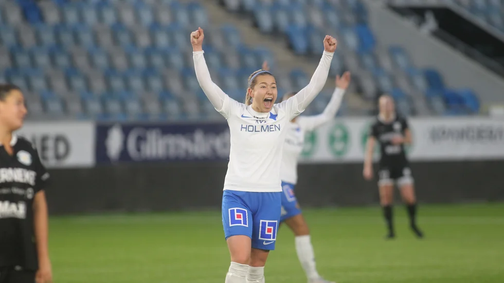  Emma Engström jobbade fram bollen som Sabina Ravnell skickade i nät. Då blir man så här glad. 