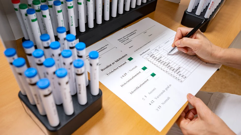 
"Biomedicinska analytiker är en yrkesgrupp som under pandemin arbetat under hård press för att kunna förse vården med test- och analyskapacitet, något som inneburit allt från övertidstimmar, till stress, nedsatt koncentrationsförmåga och ångest", framhåller debattörerna, som undrar hur Region Kalmar ska locka fler till bristyrket.