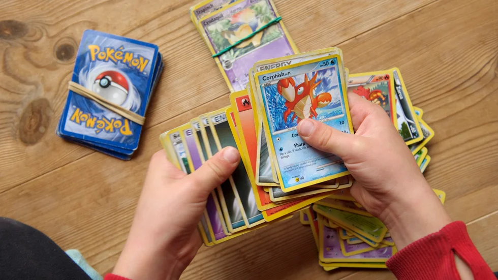 Det kan finnas flera goda skäl att gå igenom lådan med samlarkort så som pokémon. Arkivbild.