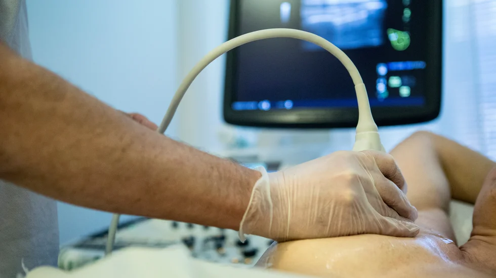 Bröstcancer kan upptäckas vid mammografi eller ultraljud.