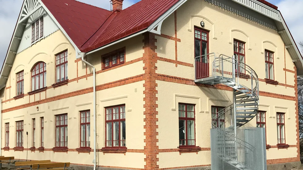 Veta skola ritades i jugendstil av Axel Brunskog 1905. Nu planeras byte av fönstren, men kommunen har pausat beställningen efter byggnadsvårdsföreningens upprop i sociala medier.