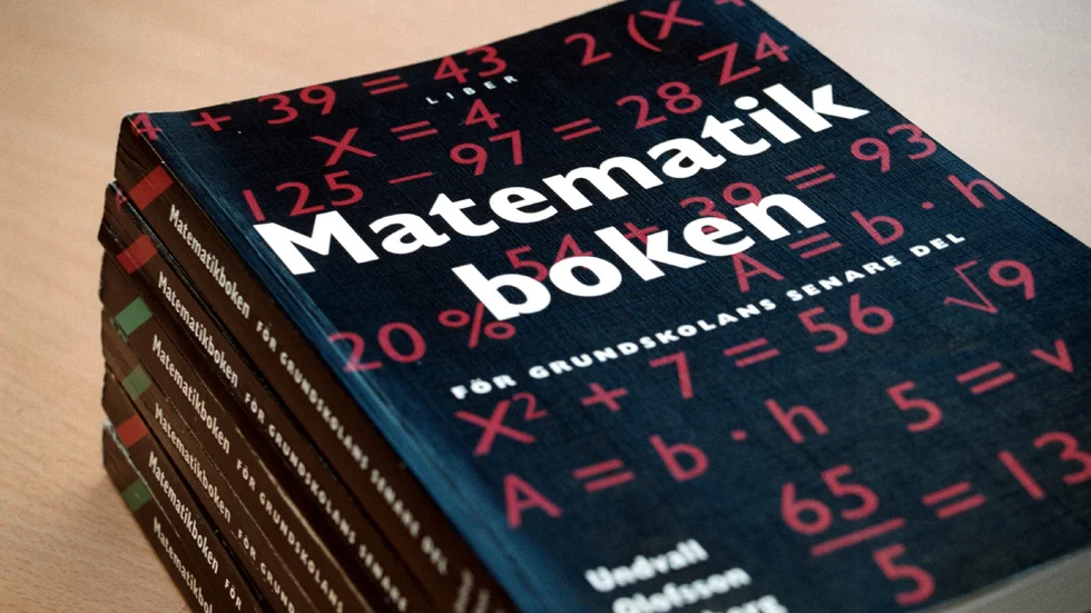 I Läromedelsundersökningen 2021 uppger 4 av 9 svarande skolor i Kalmar län att de inte har läromedel till samtliga elever. I Sverige som helhet svarade 276 av 538 skolor, 51 procent, att de inte har läromedel till samtliga elever.