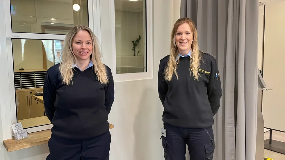 Maria Hallgren och Linnéa Nissfolk arbetar som passhandläggare vid polisen i Katrineholm.