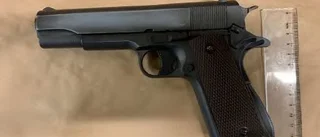 Poliser gick in i lägenhet – möttes av man med pistol