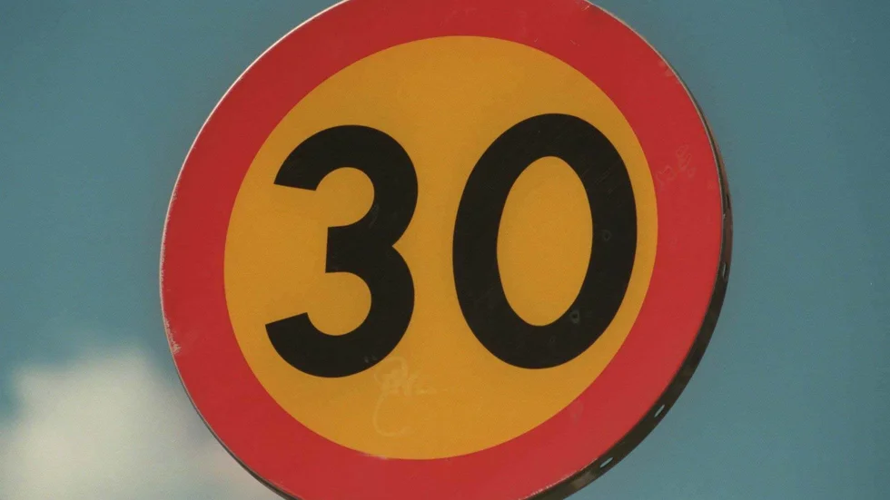 I nybyggda området Trumtorp på Strimlusevägen och Guldbaggevägen är hastigheten 30 km/tim. Det är oerhört mycket trafik som inte respekterar den hastigheten. Skriver signaturen "Linnéa".