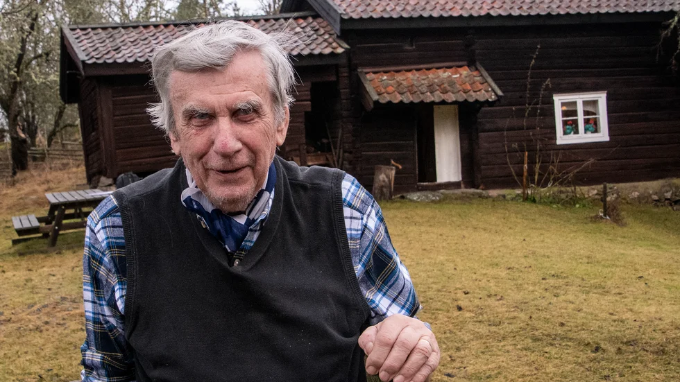 Jan-Erik Karlström framför Gruvstugan gläds åt att gruvorna nu visat sig vara 100 år äldre än man trott.