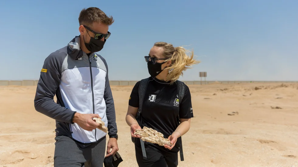Mikaela Åhlin-Kottulinsky med Jenson Button. De två kör ökenrallyt Extreme E Desert X Prix 2021 för elbilar i Saudiarabien tillsammans.