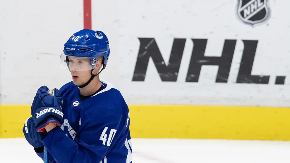 Elias Petterssons Vancouver har flera bekräftade covid-19-fall. Nu skjuts tre matcher upp.