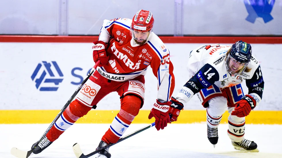 Erik Gustafsson, här i kamp med Timrås Albin Lundin under semifinalserien lagen emellan i våras, blir kvar i Västerviks IK enligt Sportens uppgifter.