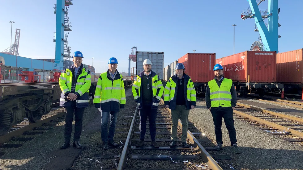 Nikolas Rowland First Row Shipping och Logistics AB, Mikael Nyman CFL Cargo Sverige AB och Henrik Horndal , Svante Altås och Homam Mansour på APL Terminals i Göteborg, firar avgången av det första pendeltåget till Piteå.