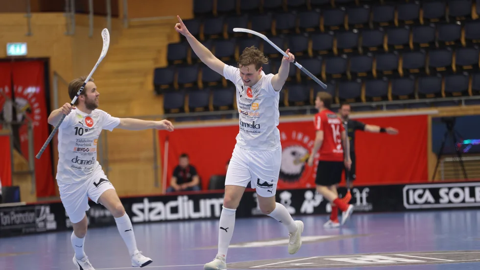 Mullsjöjubel i IFU Arena. Västgötarna vann den tredje semifinalmatchen mot Storvreta.