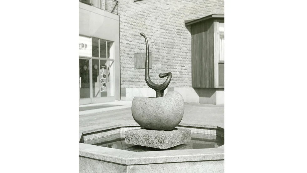 Bernard Andersons skulptur ”Musikens källa” är en fontän i form av en snäcka i röd granit med en självspelande lyra i brons. Tre vattenstrålar utgör strängar på lyran. Arkivbild.
