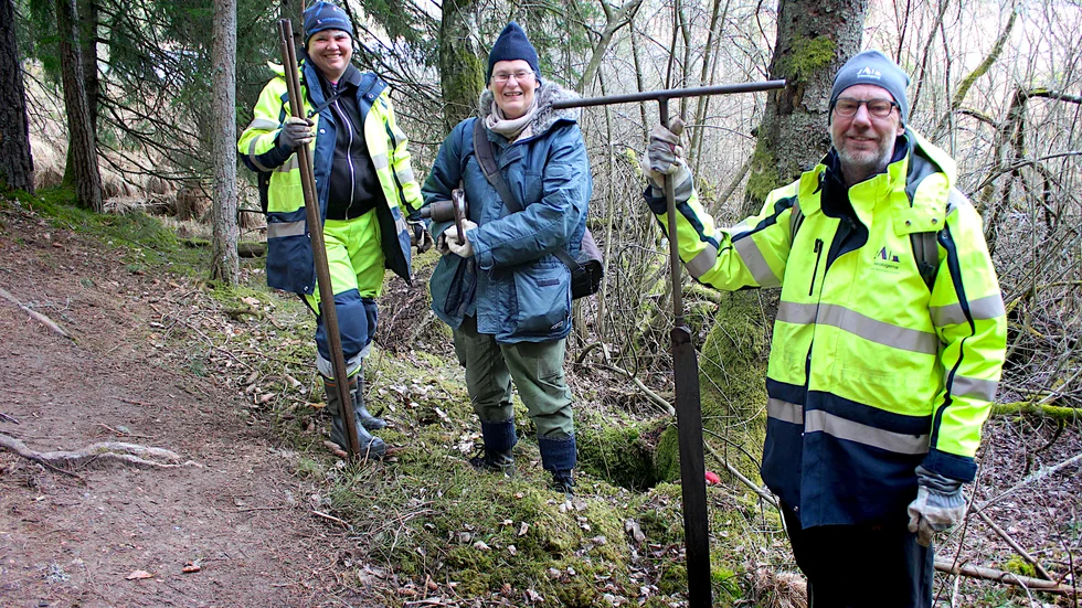 Arkeologerna Marita Sjölin, Maria Petersson och Per Lagerås borrar efter pollen vid Skogssjön från bronsåldern och äldre.