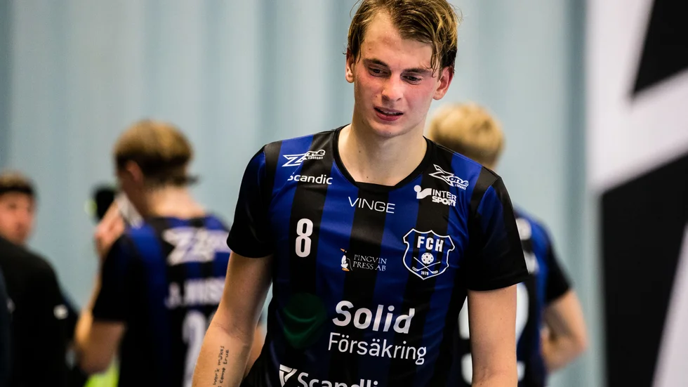 Isac Lindblad blev deprimerad och valde att pausa sin innebandykarriär i augusti. Nu börjar han om på nytt, men i division 1.