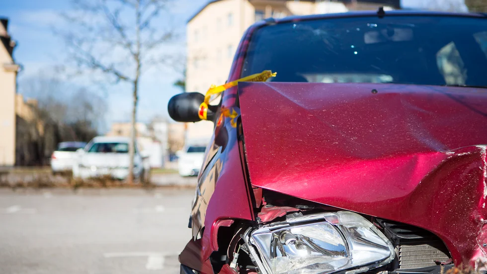 Här är bilen som kraschade in i fasaden på ett flerfamiljshus på Läroverksgatan i Katrineholm tidigt under söndagsmorgonen.