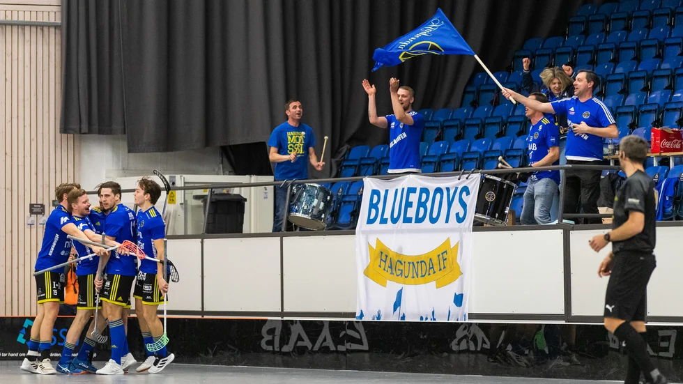 Mål igen för Niklas Wik och hela Hagundalaget samlas framför den lilla klacken i Fyrishov. Hagundas seger innebär att laget kvitterade matchserien mot Warberg. Ny match på lördag...
