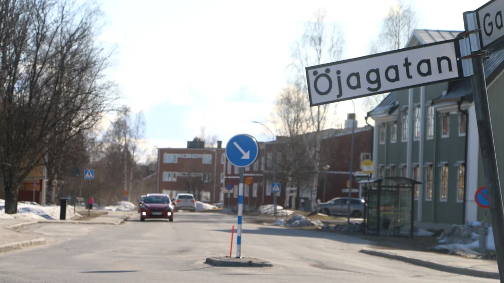Öjagatan kommer att göras om. Bland idéerna finns att bygga flera upphöjda farthinder längs vägen.