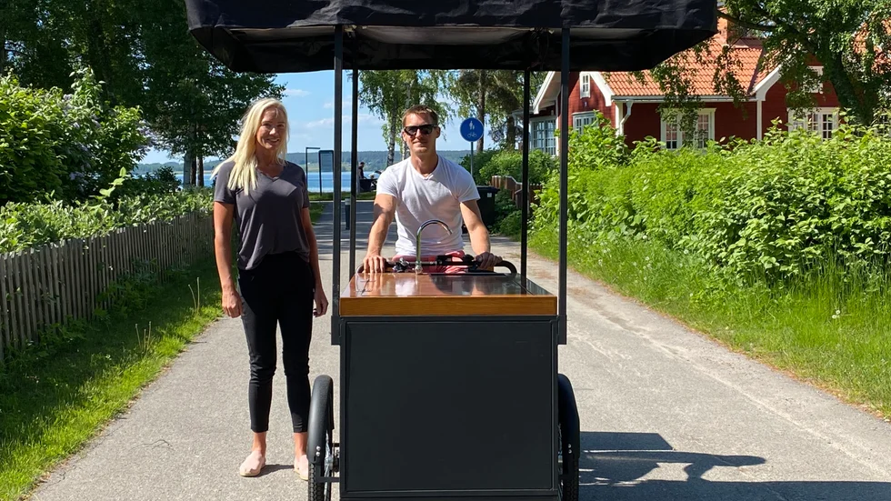 Josefin Arvidsson och Mattias Hammächer med en av de cyklar som kommer ambulera i Motala i sommar.