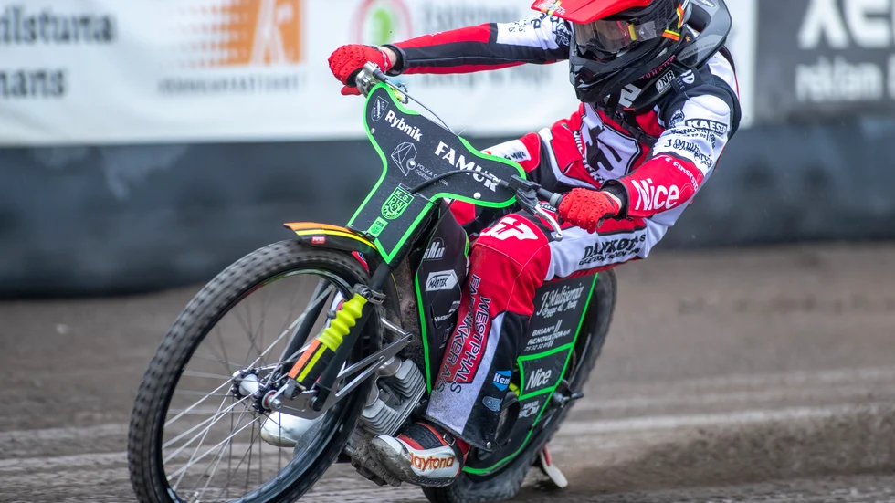 Smedernas lagkapten körde in 12+1 poäng i premiären då laget vann med förkrossande 57–33 mot Masarna.
