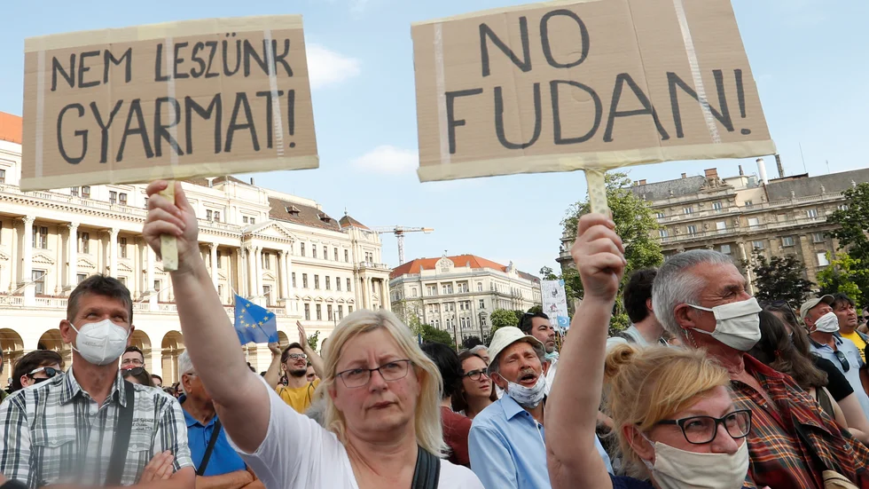 Tusentals demonstranter protesterade i Ungerns huvudstad Budapest under lördagen mot planerna på att låta ett kinesiskt universitet öppna en avdelning i staden.