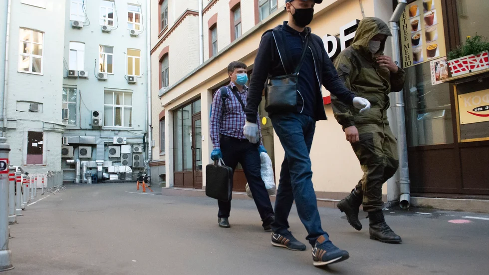 Ryska myndighetsrepresentanter med beslagtagna dokument från Chodorkovskijs organisation Öppna Ryssland i juli 2020.