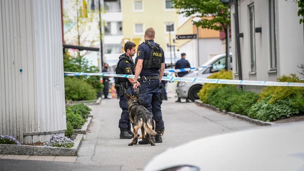 Polis på plats i Husby efter mordet den 31 maj. Arkivbild.