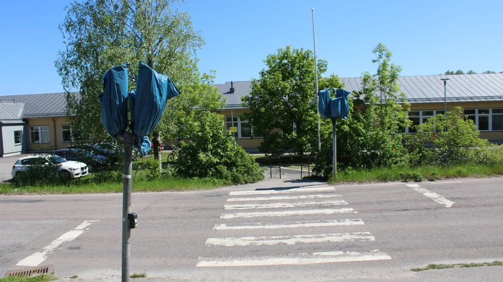 Plastpåsarna har täckt trafikljusen sedan april.