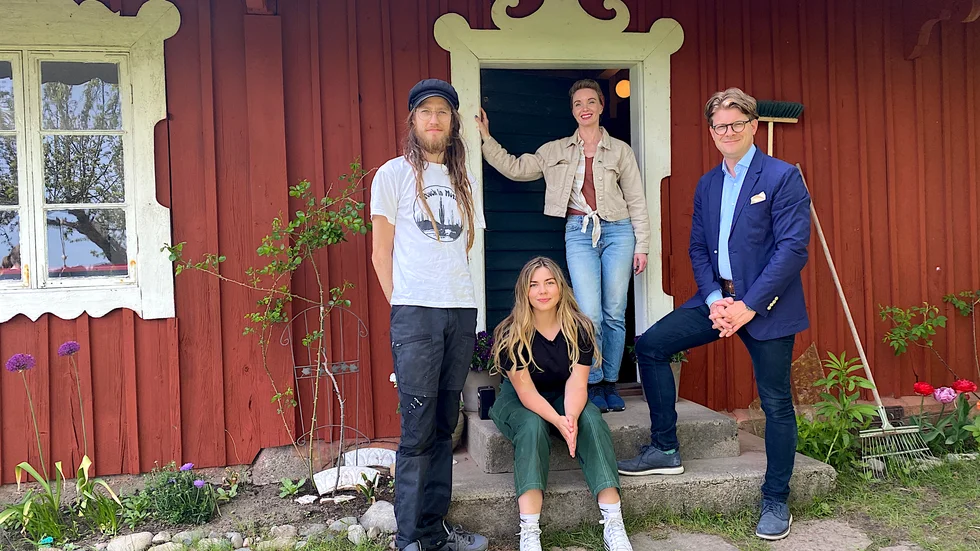 TV-programmet ”Det sitter i väggarna” spelas in hos Max Kinnbo och Malou Berggren i deras torp i Enköpings-Näs. Programledarna Erika Åberg och Rickard Thunér lovar att det blir ett spännande avsnitt till hösten.