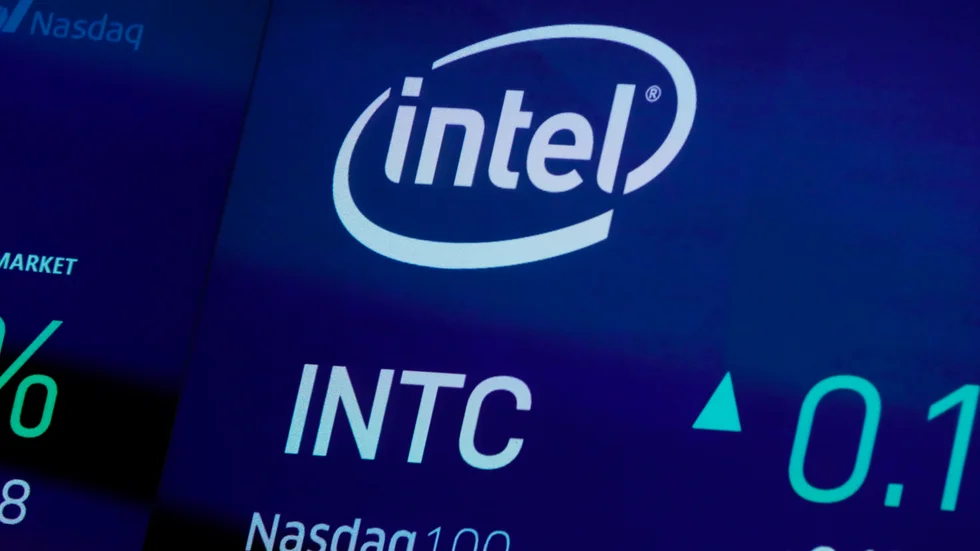 Intel varnar för utdragen halvledarbrist. Arkivbild
