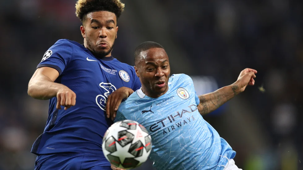 Manchester Citys Raheem Sterling, höger, i duell med Chelseas Reece James i Champions League-finalen.