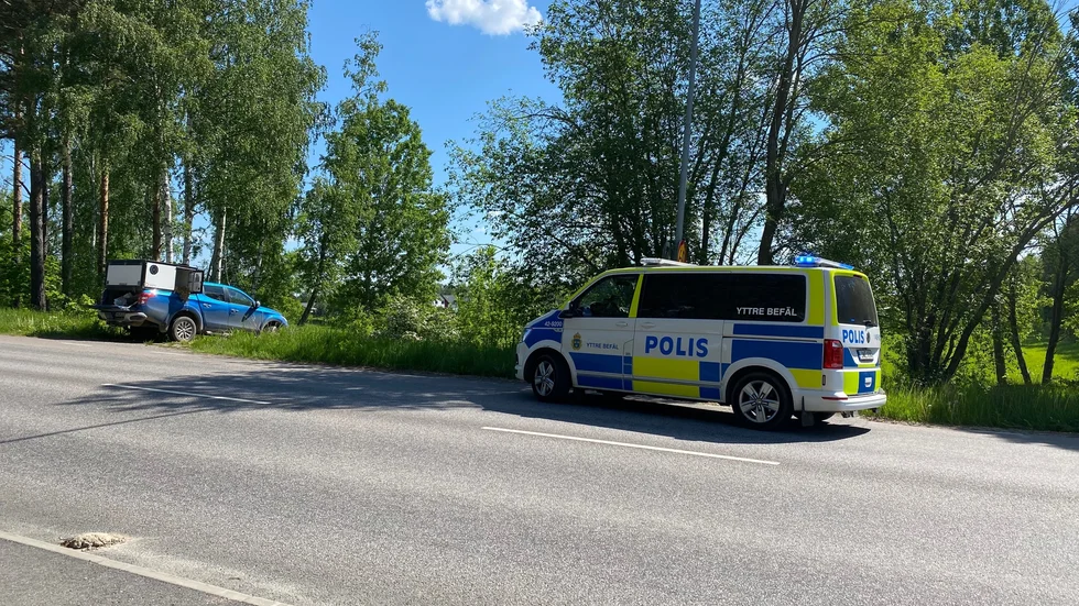 Polis och eftersöksjägare letade efter den svårt skadade älgen på lördagsförmiddagen.