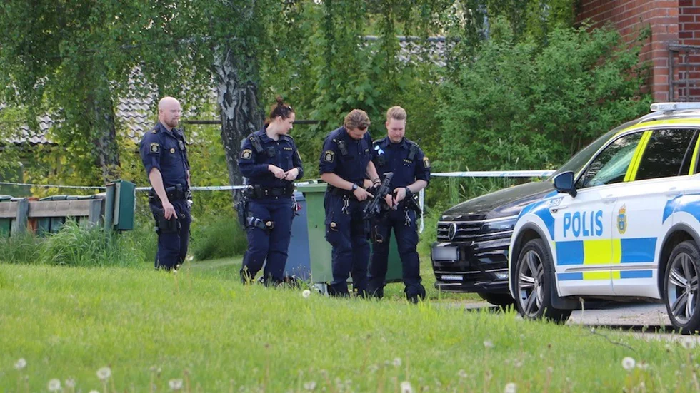 Vapenförstärkta poliser utanför huset i Skyttorp.